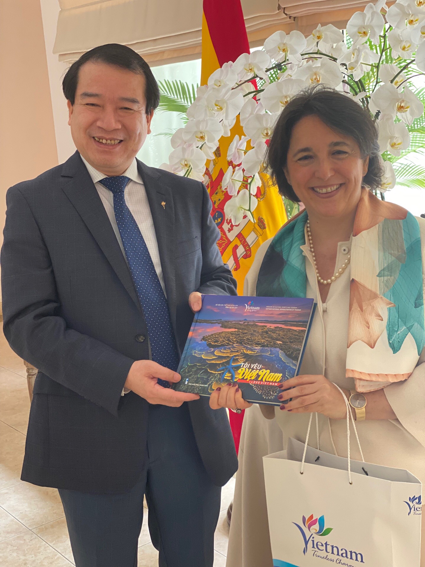 Phó Tổng cục trưởng Hà Văn Siêu tặng quà kỷ niệm cho bà Pilar Mendez Jimenez - Đại sứ Tây Ban Nha tại Việt Nam